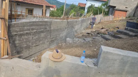 Betonski potporni zid na gradilištu