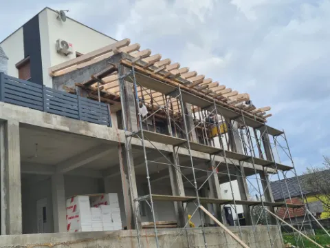 Kuća na sprat u izgradnji, skela i drvene grede