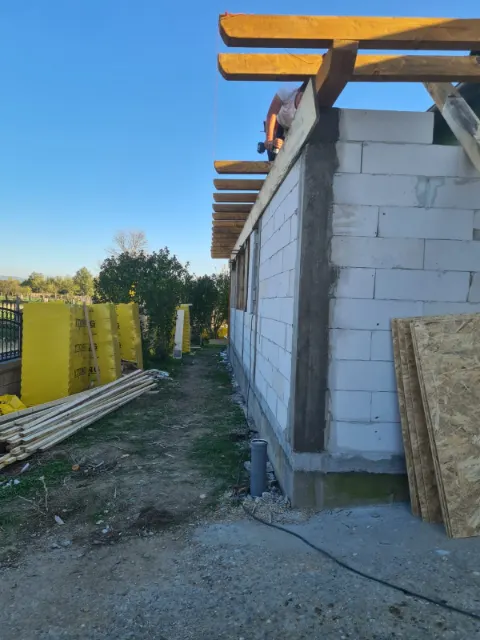 Zid od blokova uz drvenu nadstrešnicu