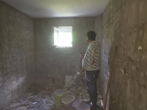 Kupatilo prije renoviranja, skinute stare pločice