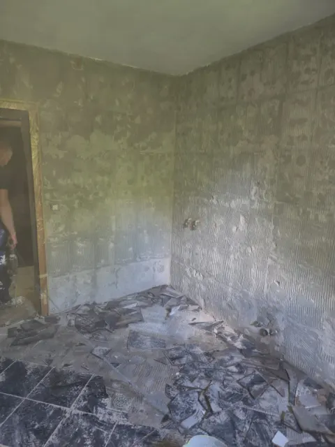 Uklanjanje starih pločica u prostoriji